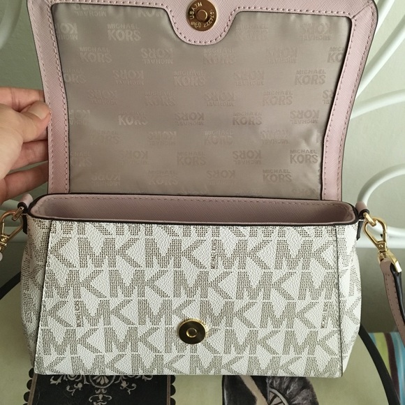 ***SOLD***NEW Michael Kors Crossbody Bag - Picture 6 of 8